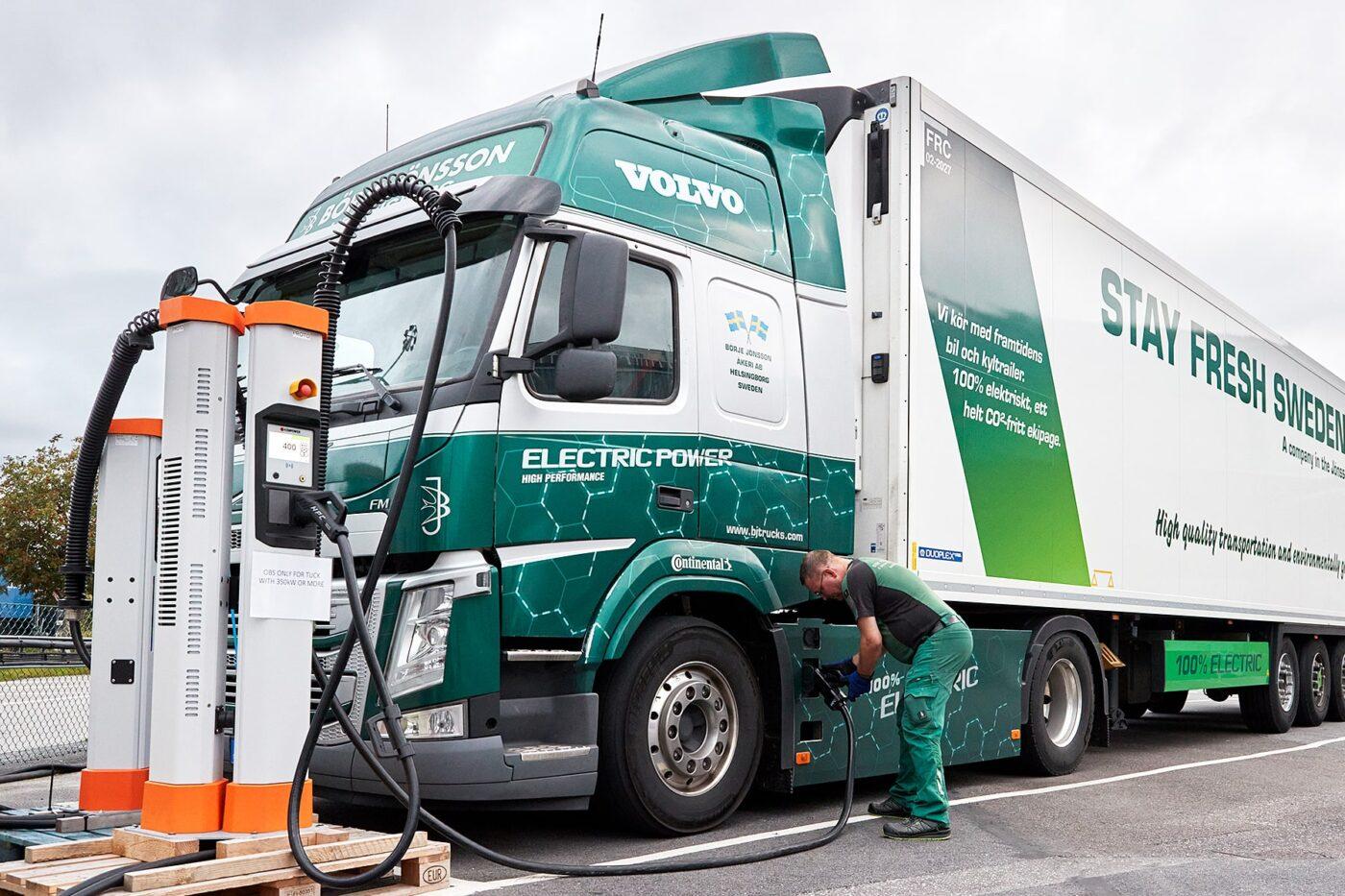 volvo-trucks-fm-electric-e-lkw-electric-truck-boerje-joensson-group-schweden-sweden-kempower-ladestation-charging-station-2023-02-min-1400×933