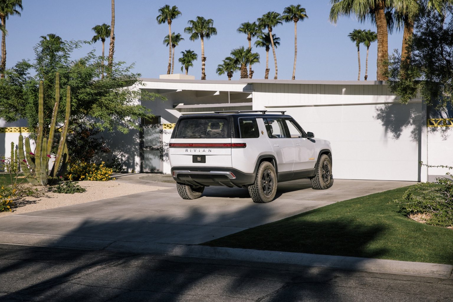 Rivian R1S