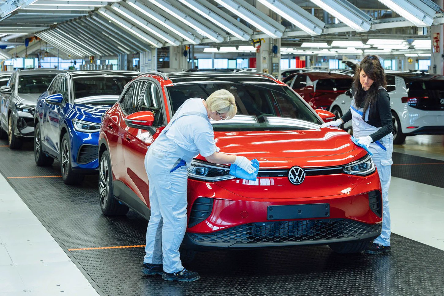 Volkswagen, Düşük Talep Nedeniyle Elektrikli Araç Fabrikasında Küçülmeye Gidiyor