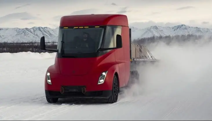 Snowy Road Performance of Tesla Semi!