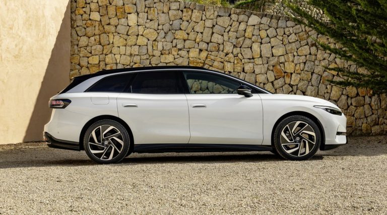 Volkswagen Unveils Electric Station Wagon ID.7 Tourer with a Range of 685 KM!