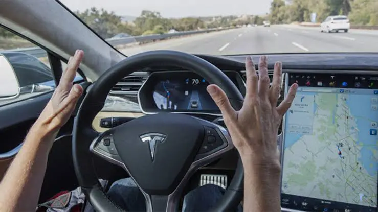 Tesla’nın FSD (Tam Otonom Sürüş) Modu Giderek Daha Fazla İnsan Gibi Kararlar Alıyor!