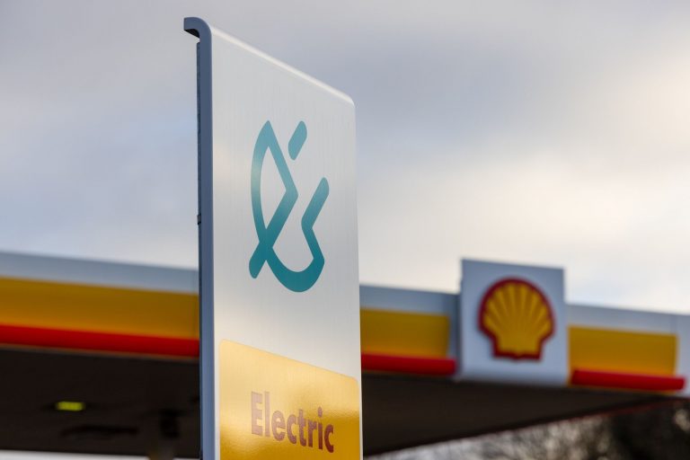 Shell Closes Down 1,000 Fuel Stations and Replaces Them with 150,000 Charging Points!