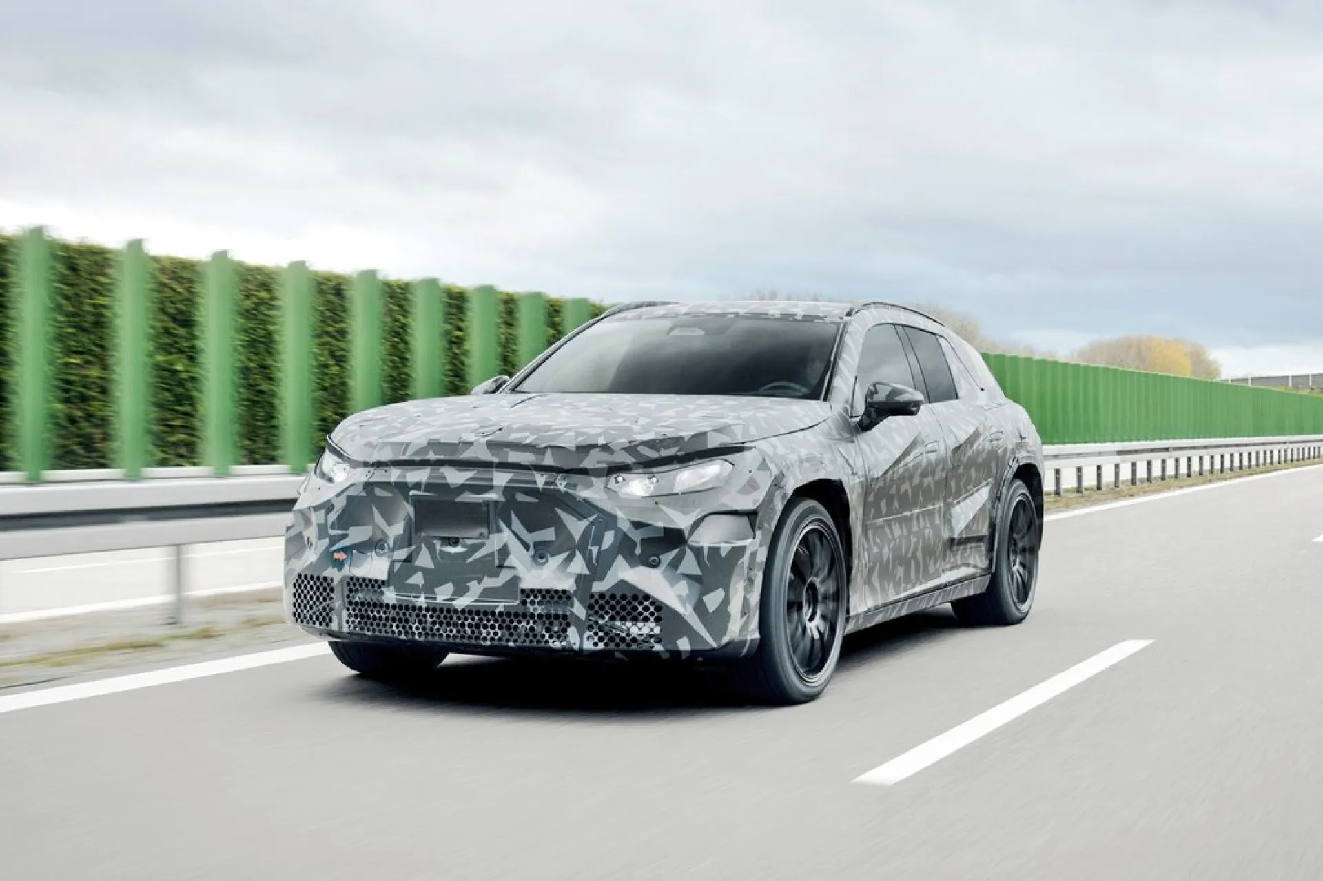 Mercedes'in 24 kg ağırlıkla 486 beygir güce ulaşan motoru yollara çıkıyor!