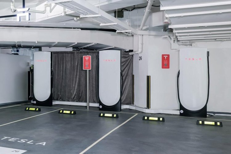 Tesla'nın İstanbul'daki ikinci şarj istasyonu Zorlu Center'da kullanıma sunuldu.