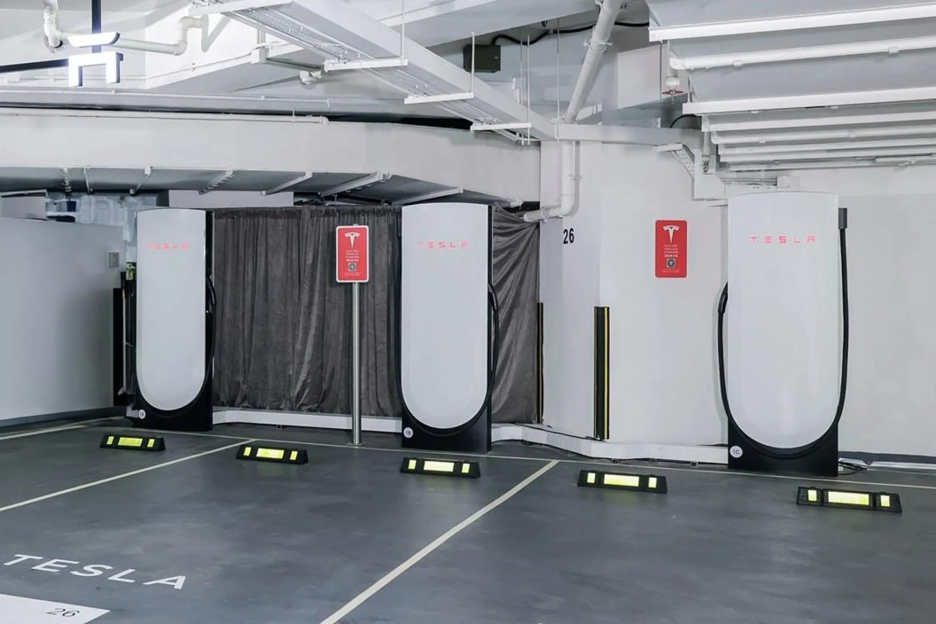Tesla'nın İstanbul'daki ikinci şarj istasyonu Zorlu Center'da kullanıma sunuldu.