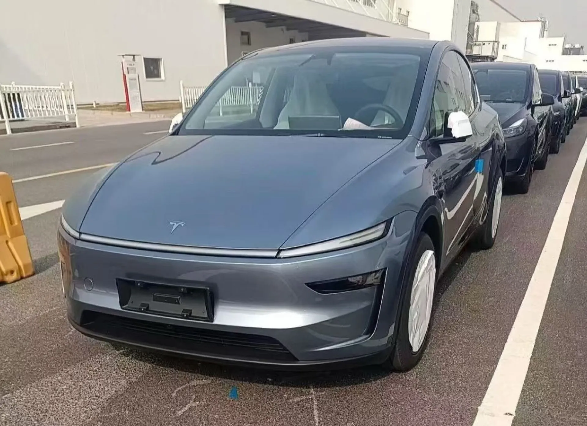 Üretilen ilk 2025 Tesla Model Y'lerden biri görüntülendi!