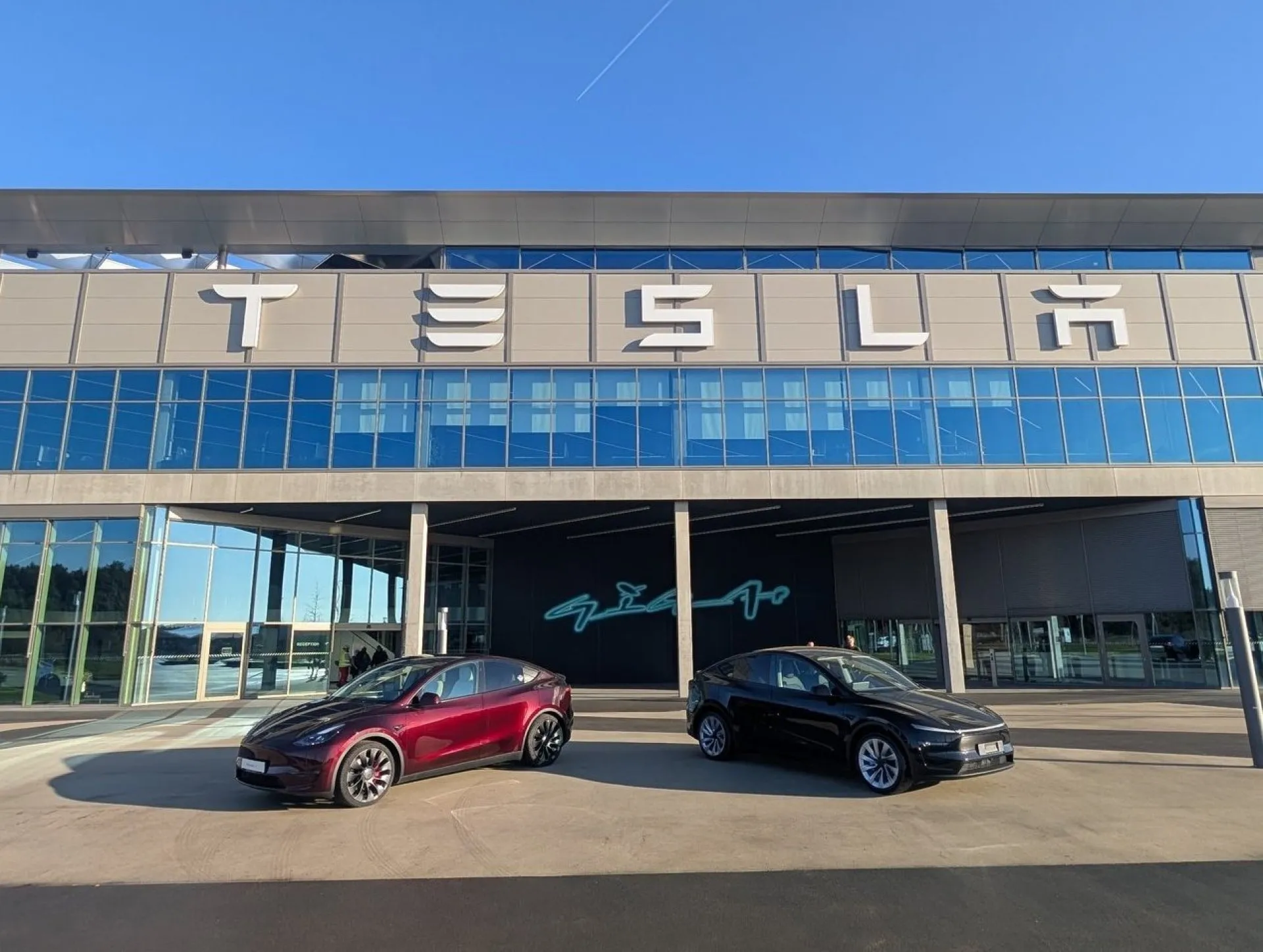 Yeni Tesla Model Y Giga Berlin'in önünde sergilenmeye başladı. Görünen o ki artık ön tarafta Tesla logosu olmayacak.