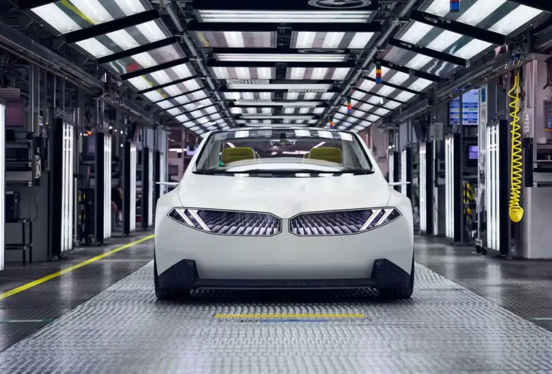 BMW, yeni elektrikli otomobillerinde kullanacağı batarya ve motorları tanıttı!