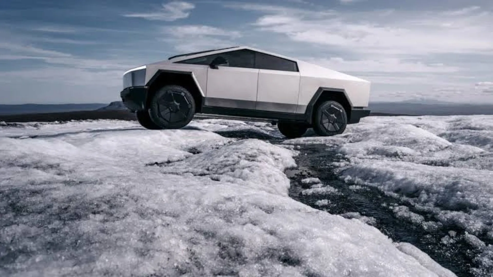 Tesla Cybertruck'ın çarpışma testinden görüntüler!