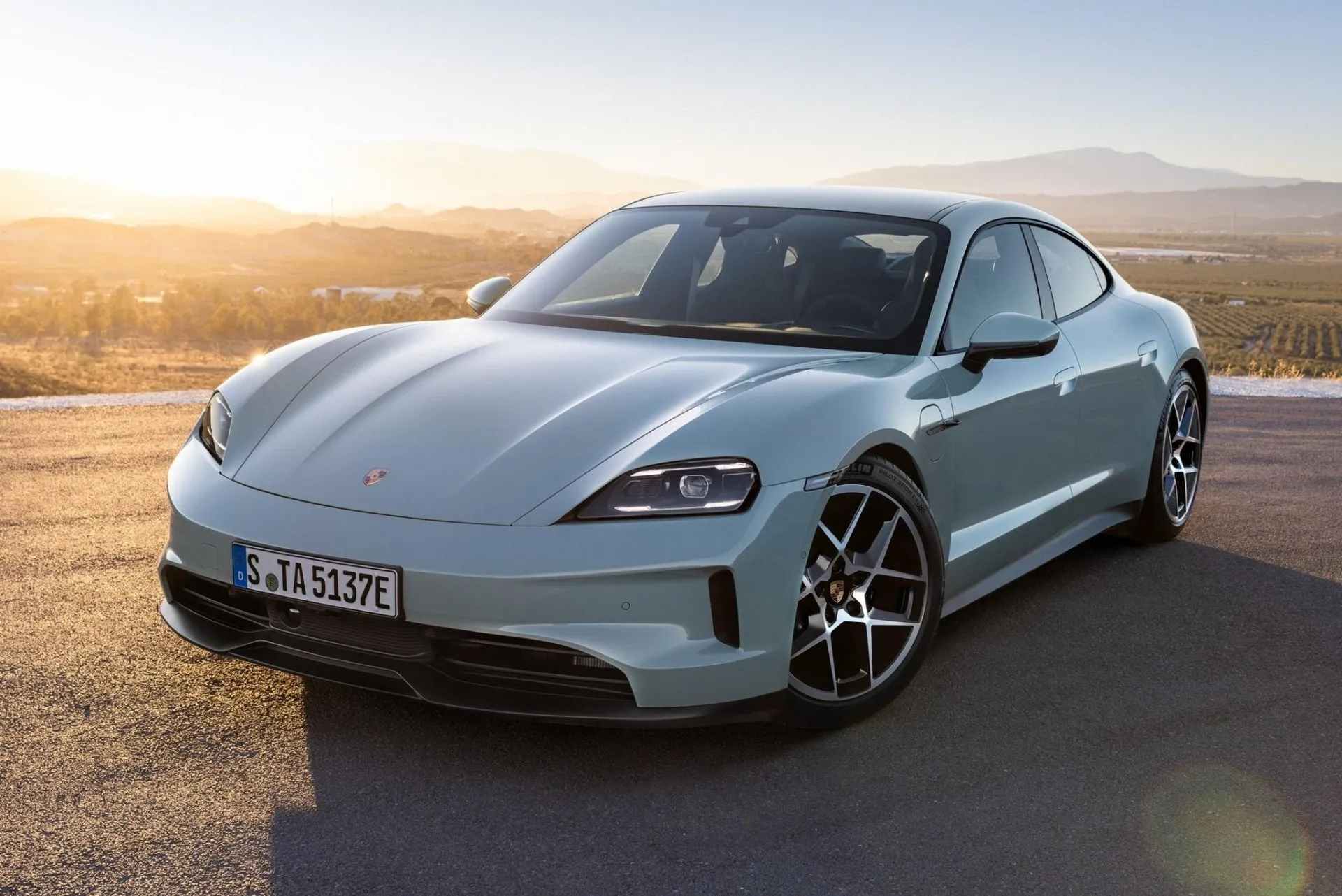 Lüks Çinliler Porsche'yi vurdu!