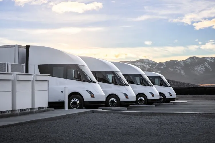 Tesla, 800 km menzile sahip elektrikli tırının seri üretimine başlıyor!