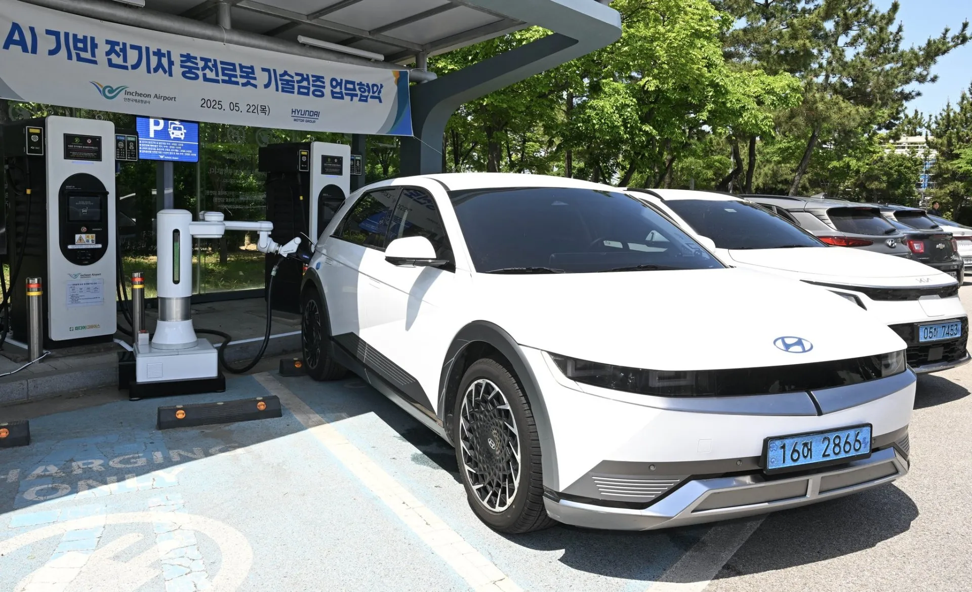 Hyundai begins testing autonomous charging robot!