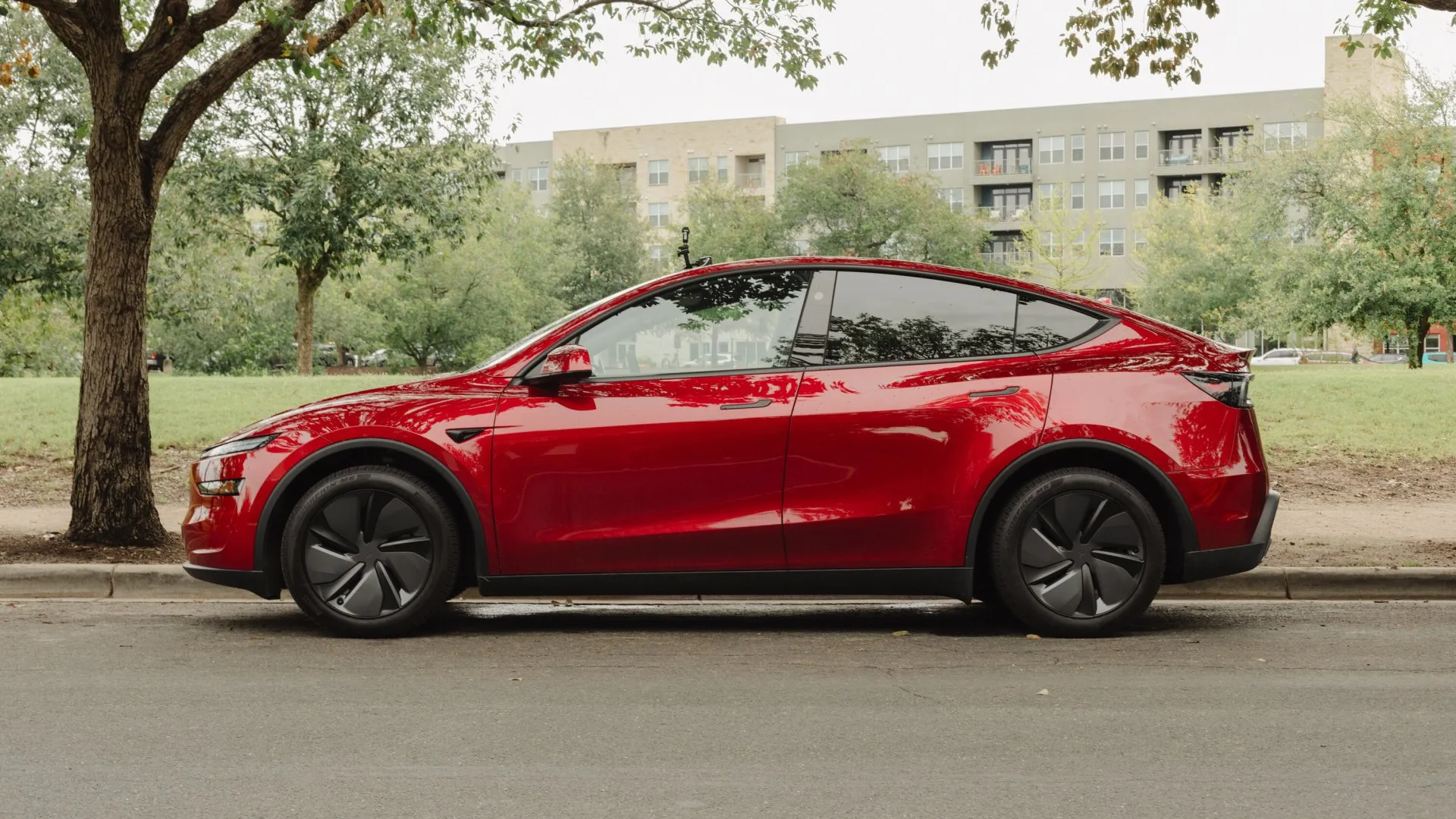 Tesla'nın sürücüsüz taksi hizmeti Robotaxi resmen kullanıma sunuldu. 