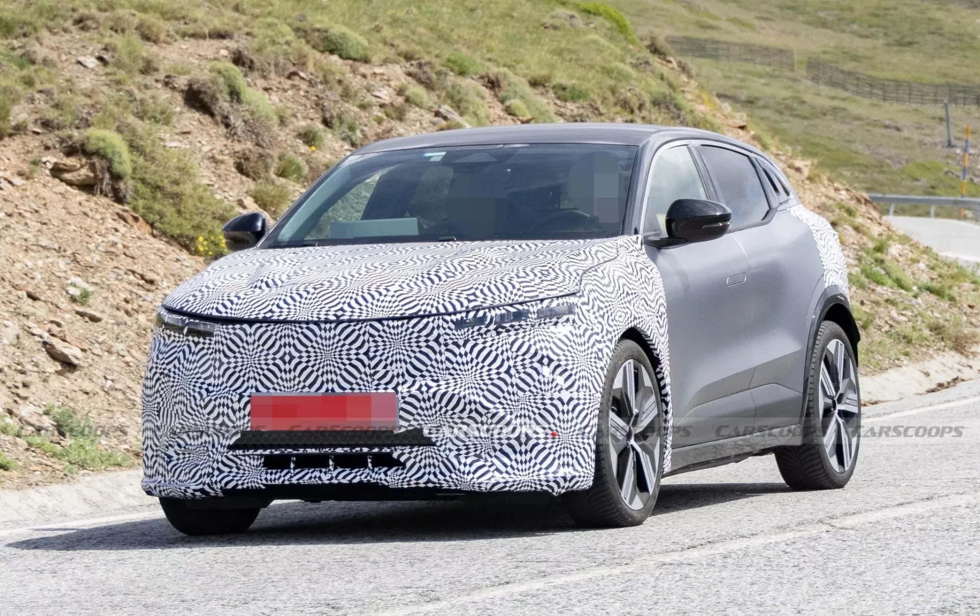 Yeni bataryasıyla makyajlı Renault Megane görüntülendi!