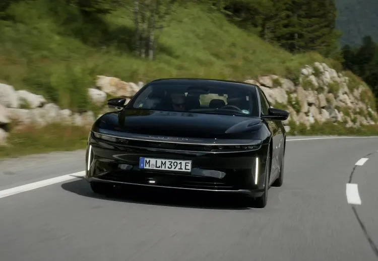 Tek şarjla 1.205 km yol kateden elektrikli sedan dünya rekoru kırdı!