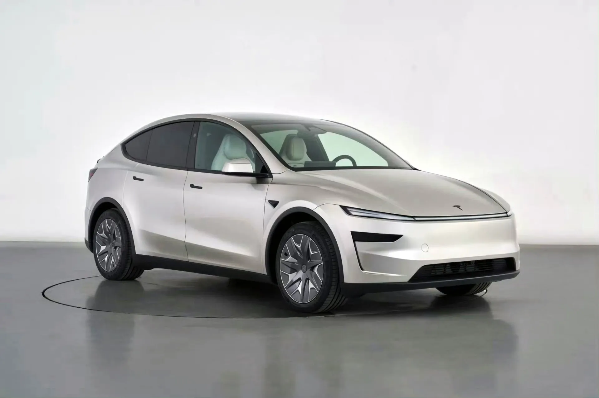 620 kilometre menzile sahip 6 kişilik Tesla Model YL'den yeni detaylar!