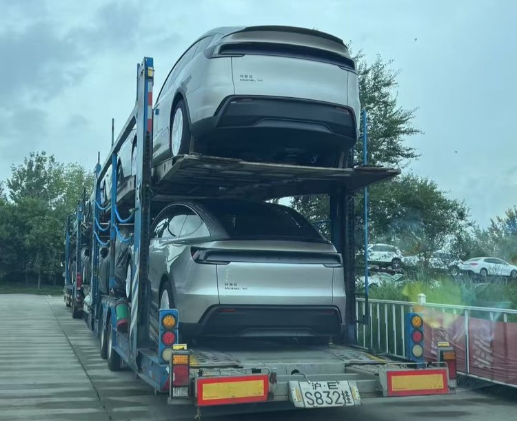 kişilik yeni Tesla'lar showroom yolunda görüntülendi. 