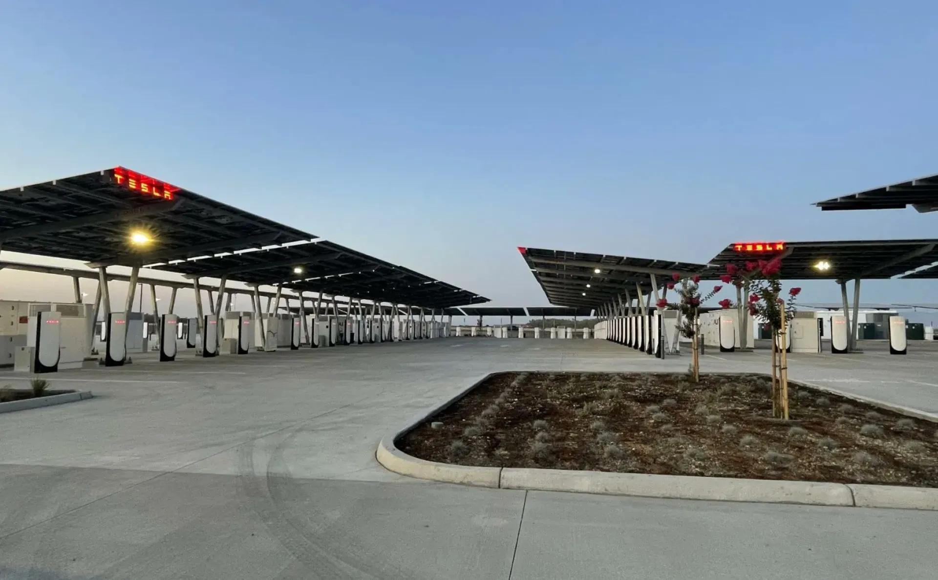 Tesla opens massive off-grid charging station powered solely by solar energy!