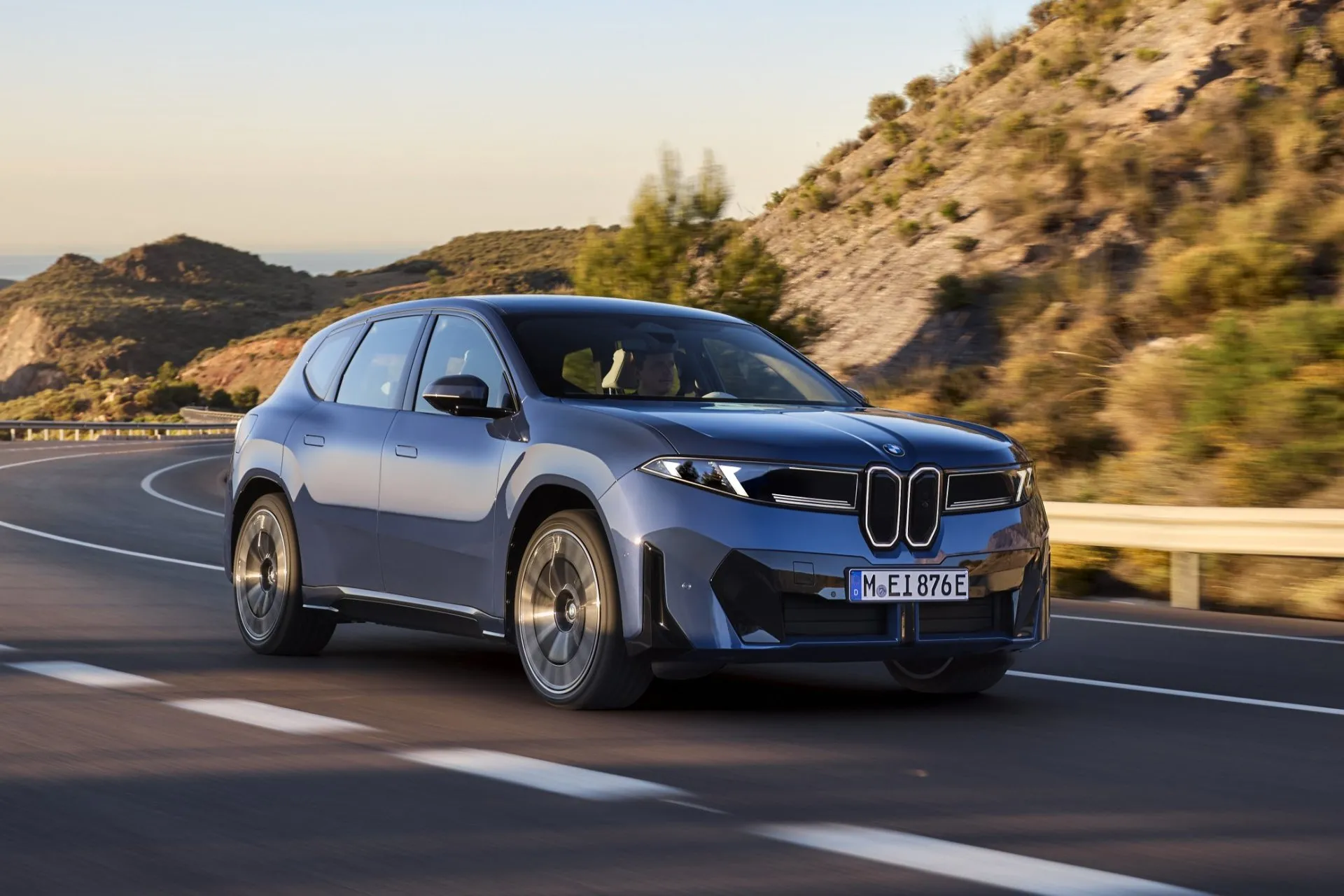 805 km menzile sahip BMW iX3 tanıtıldı!