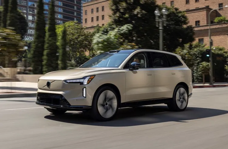 Yenilenen Volvo EX90, 10 dakika şarjla 250 km menzile ulaşacak!