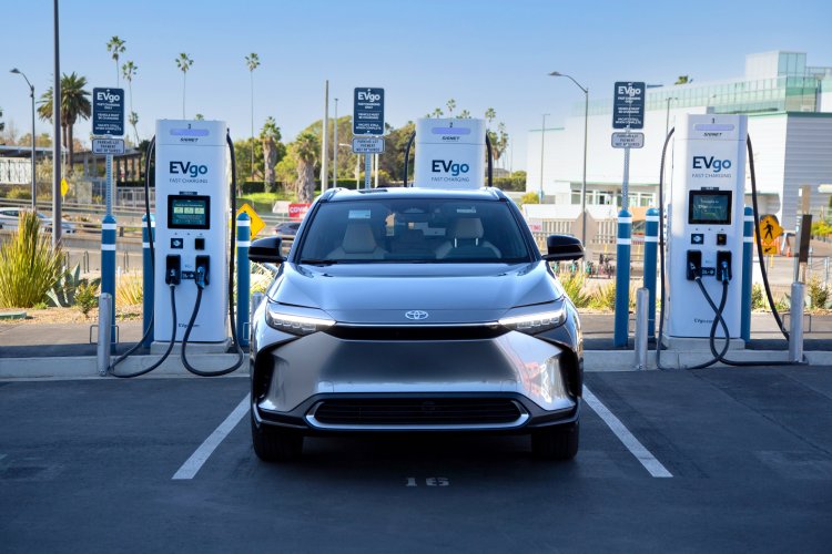 Toyota'dan elektrikli araçlar için dev şarj istasyonu yatırımı!