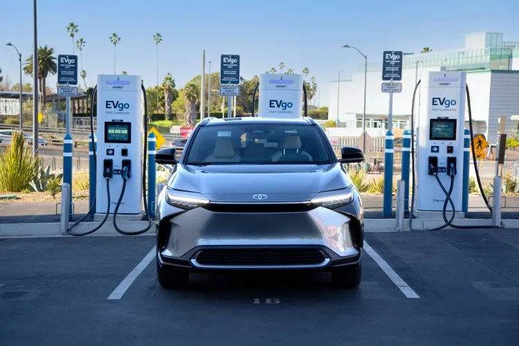 Toyota'dan elektrikli araçlar için dev şarj istasyonu yatırımı!