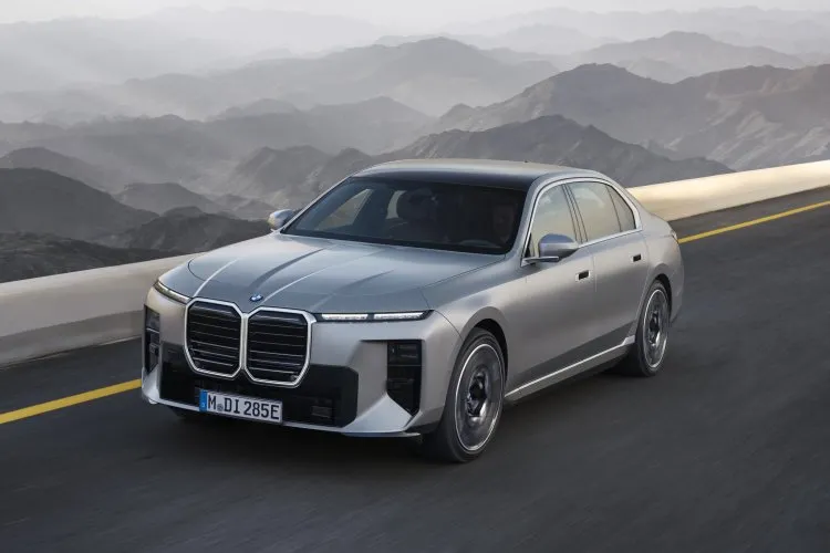 BMW i7 makyajlandı!