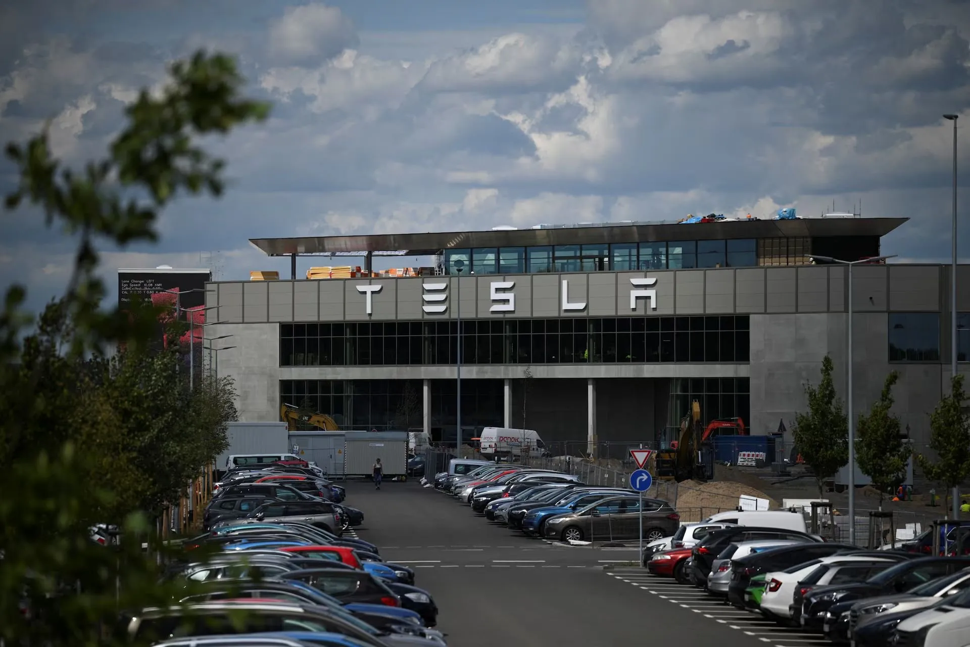 Tesla'dan Avrupa'ya yeni yatırım!